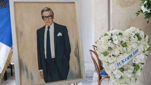 Το τελευταίο αντίο στον Ζάχο Χατζηφωτίου: Η κηδεία του από το Α' Νεκροταφείο, τα στεφάνια, οι παρουσίες [εικόνες]