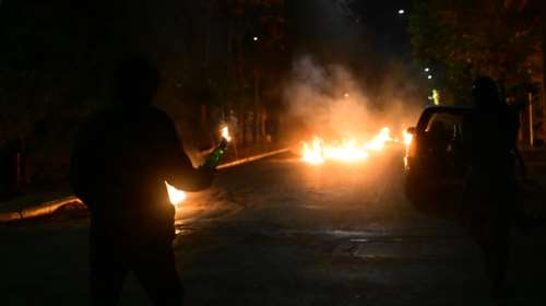 Επεισόδια στα Εξάρχεια μετά την πορεία για τον Γρηγορόπουλο: Πέτρες, μολότοφ, χημικά και φωτιά σε κάδους [εικόνες-βίντεο]