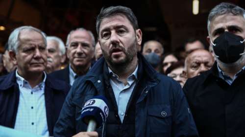 Ο Ανδρουλάκης στην αγορά της Καλλιθέας: Η κυβέρνηση χαϊδεύει τις τράπεζες και επιδοτεί τα υπερκέρδη