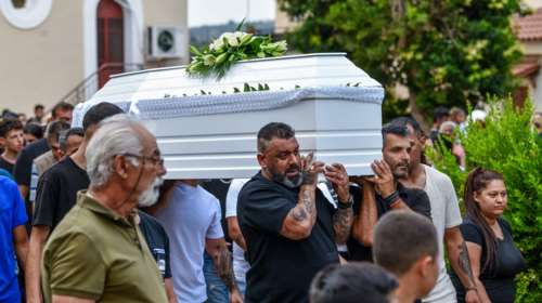 Ηλεία: &quot;Εύχομαι να βγει πεθαμένος από εκεί μέσα&quot; -Δεν θέλει καμία σχέση με τον δολοφόνο της 11χρονης η σύζυγός του