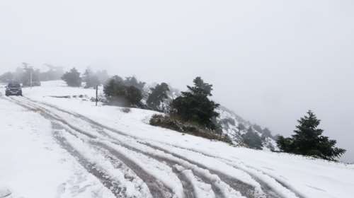 Κακοκαιρία Avgi: Εγκλωβισμένοι οδηγοί σε Πάρνηθα και Φυλή - Επιχείρηση για τον απεγκλωβισμό τους