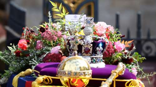 Κηδεία Ελισάβετ: Γιατί το στέμμα ήταν βιδωμένο - Το ευτράπελο με τον παππού της βασίλισσας το 1936 [βίντεο]