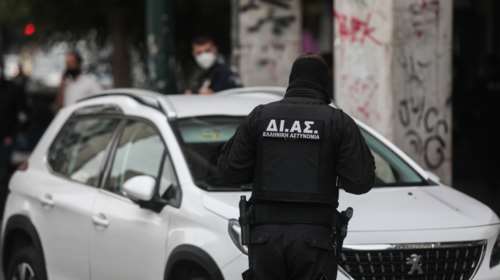 Ομόνοια: Επιτέθηκαν και τραυμάτισαν άστεγο για να τον ληστέψουν