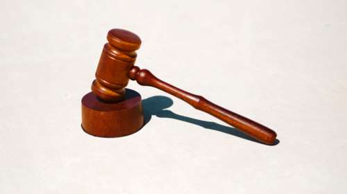 Γαλλία: Διεμφυλική πρέπει να υιοθετήσει την κόρη της - Δεν αναγνωρίζεται από το νόμο ως μητέρα