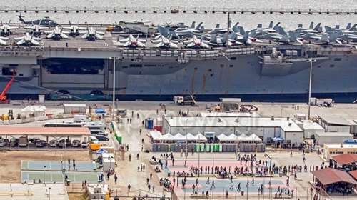 Σούδα - Απίστευτες εικόνες του θηριώδους αεροπλανοφόρου Eisenhower: Έστησαν από γήπεδα μέχρι χώρο για συναυλία