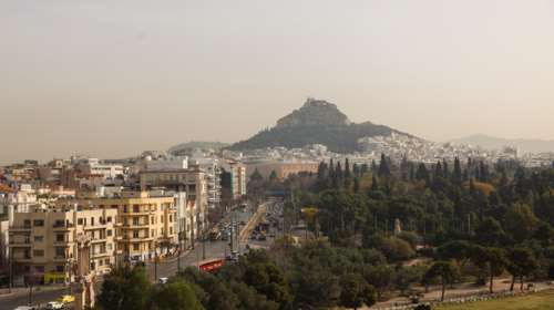 Ο καιρός σήμερα: Φεύγει η σκόνη, πέφτει η θερμοκρασία, μένει η ηλιοφάνεια