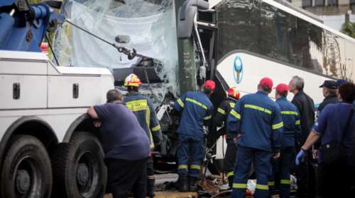 Σοβαρό τροχαίο στην Ακτή Μιαούλη - Πούλμαν έπεσε πάνω σε κολώνα - Δραματικός απεγκλωβισμός του οδηγού μετά από 2,5 ώρες [εικόνες - βίντεο]