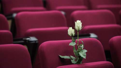 Δίκη για το Μάτι: Συγκλονίζει ο πυροσβέστης που έχασε σύζυγο και 6 μηνών μωρό - Λευκά τριαντάφυλλα και μαύρες σημαίες