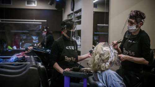 Θεσσαλονίκη: Σπεύδουν στα κομμωτήρια οι ανεμβολίαστοι - Λίστα αναμονής για ραντεβού πριν το Σάββατο