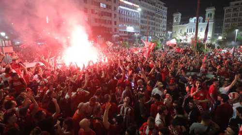 Τρολάρισμα Ολυμπιακού για το Opap Arena: &quot;Το δικό μας το σπίτι σε άλλους νοικιάστηκε&quot; έπαιξε στο Δημοτικό Θέατρο Πειραιά [βίντεο]