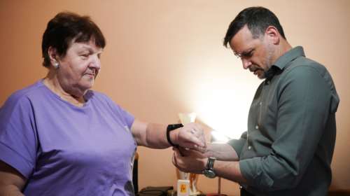 Δήμος Αθηναίων: Πρόγραμμα &quot;Γερνάω έξυπνα&quot; με έξυπνα ρολόγια - &quot;70 ευάλωτοι συμπολίτες μας θα αποκτήσουν φύλακα άγγελο&quot;