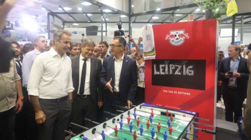 Κυριάκος Μητσοτάκης: Επισκέφθηκε τα περίπτερα της ΔΕΘ και τον κέρασαν κολοκυθόπιτα - Έπαιξε και ποδοσφαιράκι [βίντεο]