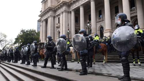 Μελβούρνη: Μπίλιες πιπεριού και σφαίρες καουτσούκ από την αστυνομία για να διαλύσουν χιλιάδες διαδηλωτές