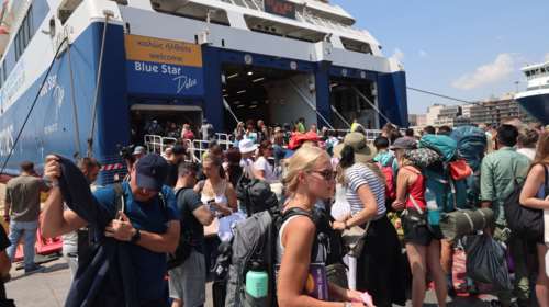Δεκαπενταύγουστος: Κορυφώνεται η έξοδος των αδειούχων - Γεμάτα αναχωρούν τα πλοία από τον Πειραιά