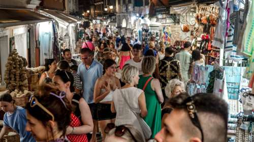 Καλπάζει ο κορονοϊός εν μέσω καλοκαιριού: 771 νοσηλείες, 27 διασωληνωμένοι, 29 θάνατοι