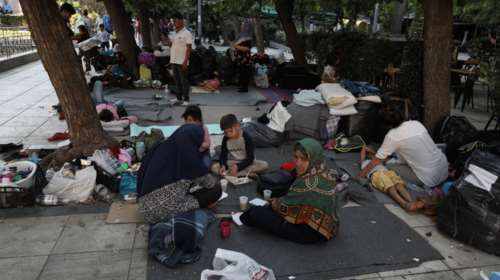 Πλατεία Βικτωρίας: Εκκενώθηκε η πλατεία από μετανάστες - Μεταφέρθηκαν στην Αμυγδαλέζα