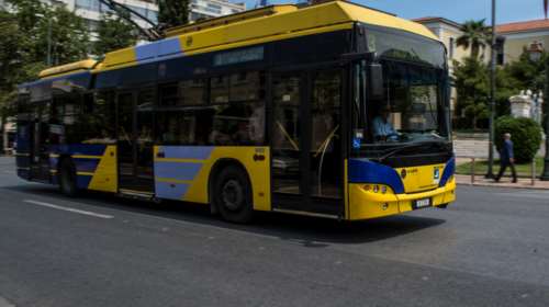 Απίστευτες σκηνές στο Μετς: Λεωφορείο συγκρούστηκε με τρόλεϊ και οι οδηγοί πιάστηκαν στα χέρια [βίντεο]