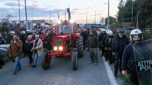 Αγρότες: Αποχωρούν τα τρακτέρ από το μπλόκο του Πλατύκαμπου - Οι επόμενες κινήσεις τους [εικόνες]