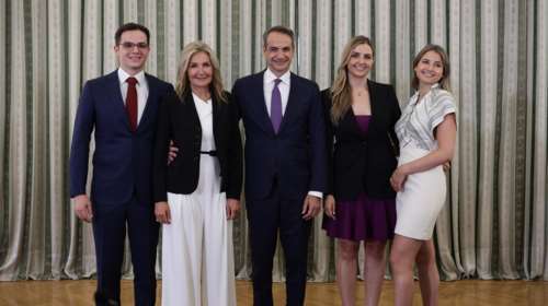 Ορκωμοσία: Μαζί με τη Μαρέβα και τα 3 παιδιά τους στο Προεδρικό Μέγαρο ο Κυριάκος Μητσοτάκης [εικόνες]