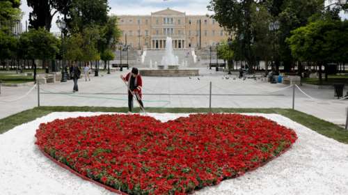 Μια τεράστια λουλουδένια καρδιά στην πλατεία Συντάγματος για την Πρωτομαγιά [εικόνες]