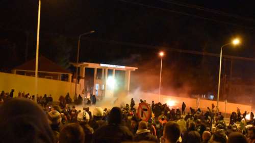 Επεισόδια στη Λέσβο: Κάτοικοι πολιόρκησαν στρατόπεδο όπου είχαν καταφύγει τα ΜΑΤ [Βίντεο]