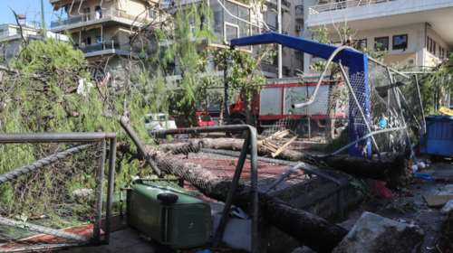 Κακοκαιρία στην Αττική: Τρεις τραυματίες στο Νέο Ηράκλειο - Γυναίκα σε σοβαρή κατάσταση, την καταπλάκωσε τοίχος