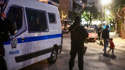 Απίστευτες εικόνες: &quot;Βούλιαξαν&quot; από κόσμο οι πλατείες - Συνωστισμός και κορονοπάρτι σε Κυψέλη, Εξάρχεια, Κολωνάκι, Ψυρρή