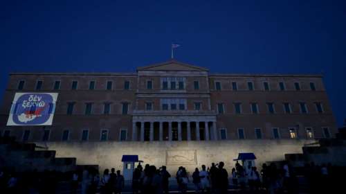 Με το σήμα &quot;ΔΕΝ ΞΕΧΝΩ&quot; φωταγωγήθηκε η Βουλή