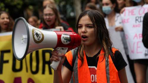Ίζι Ρατζ-Σέπινγκς η νέα &quot;Γκρέτα Τούνμπεργκ&quot;: Η 14χρονη στην Αυστραλία που διαδηλώνει για το κλίμα [εικόνες]