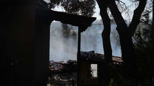 Φωτιά σε Ραφήνα - Πικέρμι: Οι πρώτες εικόνες από καμένα σπίτια μετά το καταστροφικό πέρασμα της πυρκαγιάς