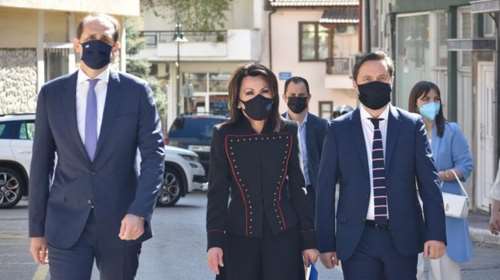 Γιάννα Αγγελοπούλου: Νέα εμφάνιση με σακάκι εμπνευσμένο από τον ντουλαμά, τη στολή του Μακεδονικού Αγώνα