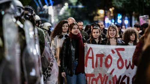 Συγκέντρωση στο κέντρο της Αθήνας για τη βία κατά των γυναικών [Εικόνες]