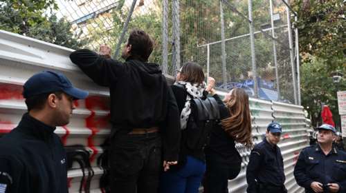 Η μάχη των δέντρων στα Εξάρχεια: Νέα ένταση και προσαγωγές για τις εργασίες στην πλατεία λόγω μετρό [εικόνες - βίντεο]