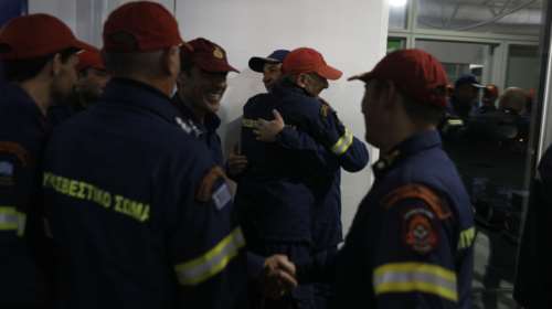 Συγκίνηση και χειροκροτήματα για τους ήρωες της ΕΜΑΚ - &quot;Κάναμε αυτό που θα κάναμε και στην πατρίδα μας&quot; [εικόνες]