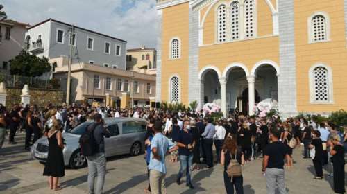 Το τελευταίο &quot;αντίο&quot; στη μικρή Αναστασία: Λουλούδια και μικρά δέντρα αφιερωμένα στη μνήμη της