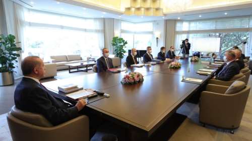 Ατρόμητος ο σουλτάνος: Όλοι με μάσκα εκτός από τον Ερντογάν σε σύσκεψη [εικόνες]