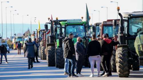 Κλείνουν τον δρόμο στη Νίκαια οι αγρότες - Βγαίνουν τρακτέρ και στη Θεσσαλονίκη [Εικόνες]