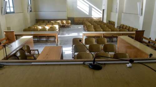 Τρίκαλα: Κλείδωνε σύζυγο και παιδιά στο σπίτι για να μην φύγουν