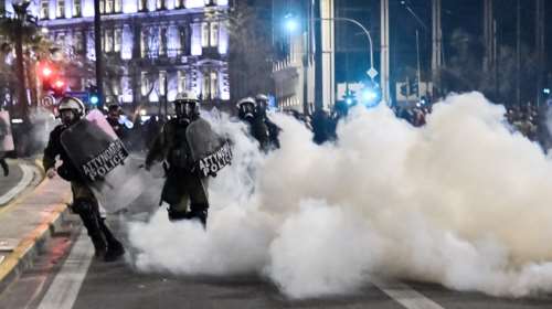Επεισόδια στα Εξάρχεια με μολότοφ, φωτοβολίδες και πέτρες - Συνελήφθη μια 17χρονη