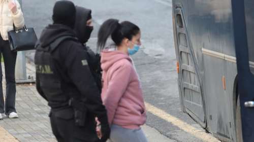 Κολωνός: Ένταση στη δίκη για τη 12χρονη - Αποβλήθηκε η μητέρα της, πέταξε μαρκαδόρο στη δικηγόρο του Μίχου [Βίντεο]