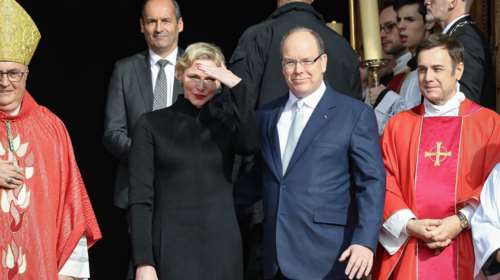 Δυσάρεστα για τη Σαρλίν: Ο διασυρμός από ιερέα που κατηγορείται για παιδική πορνογραφία και ο κίνδυνος για τα δίδυμα