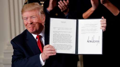 "Οι ΗΠΑ δεν θα μειώσουν τους δασμούς στην Κίνα, απλώς πέταξε ένα νούμερο ο Τραμπ" - Τα μαζεύει ο Λευκός Οίκος