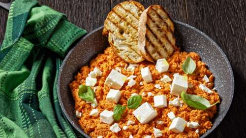 Συνταγή για το απόλυτο καλοκαιρινό πιάτο - Τέλεια στραπατσάδα με ντομάτες και φέτα