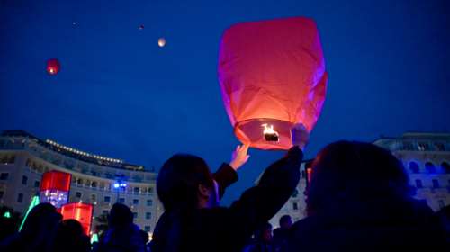 Με εκατοντάδες φαναράκια γέμισε ο ουρανός της Θεσσαλονίκης στην εκπνοή του 2023