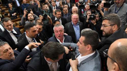 Σερβία: Ρινγκ το Κοινοβούλιο - Αγριο ξύλο μεταξύ βουλευτών της κυβέρνησης και της αντιπολίτευσης [βίντεο]