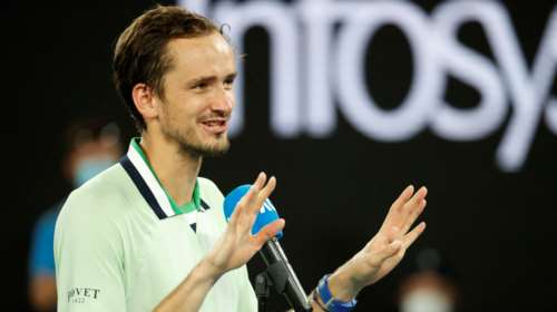 Μετανιωμένος ο Μεντβέντεφ: &quot;Λάθος το να πω ηλίθιο τον διαιτητή, δεν έχω κάτι με τον Στέφανο Τσιτσιπά&quot;