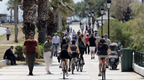 Πρωτομαγιάτικη βόλτα: Γέμισε ο Φλοίσβος - Αθηναίοι έκαναν περίπατο, ποδήλατο και μπάνιο [εικόνες]