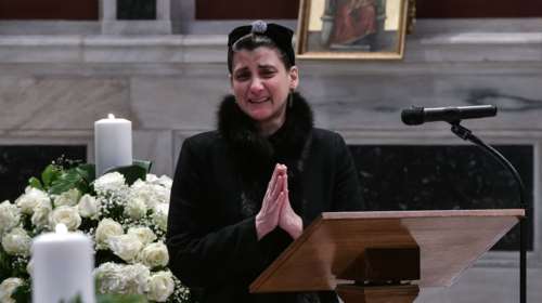 Κηδεία Κώστα Βουτσά: Ο συγκλονιστικός επικήδειος της κόρης του Νικολέττας &quot;Μπαμπά μου, είσαι ο μπαμπάς μου και Σ&#39; Α Γ Α Π Ω&quot;