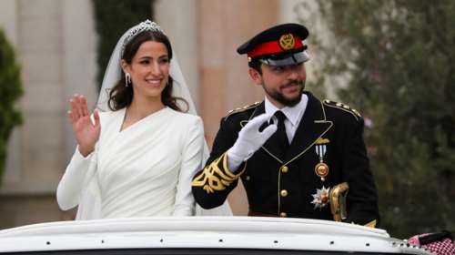 Ράτζουα της Ιορδανίας: Με shirt dress Ελληνίδας σχεδιάστριας στην πρώτη εμφάνιση μετά τη γέννα μαζί με την πριγκίπισσα κόρη της