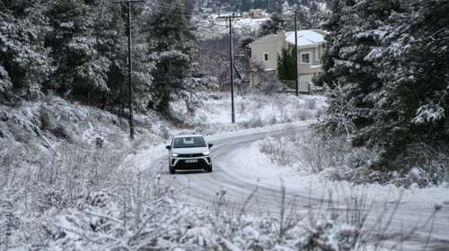 Αρχισε η επέλαση της κακοκαιρίας &quot;Coral&quot;: Χιονίζει στην Πάρνηθα - Πού διακόπηκε η κυκλοφορία - Κλειστά σχολεία στην Εύβοια